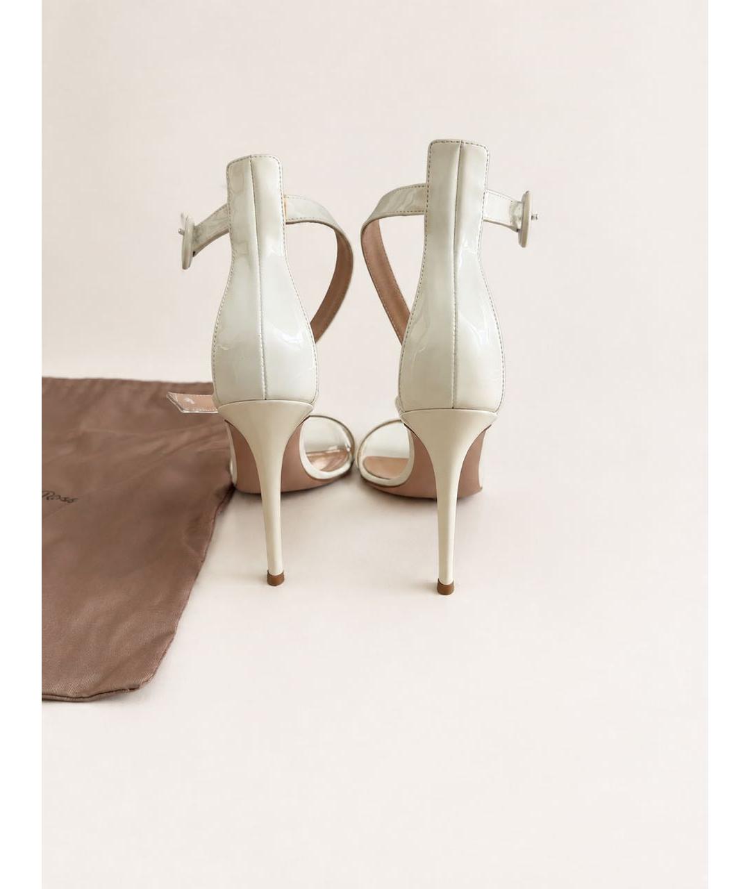 GIANVITO ROSSI Белые босоножки из лакированной кожи, фото 3