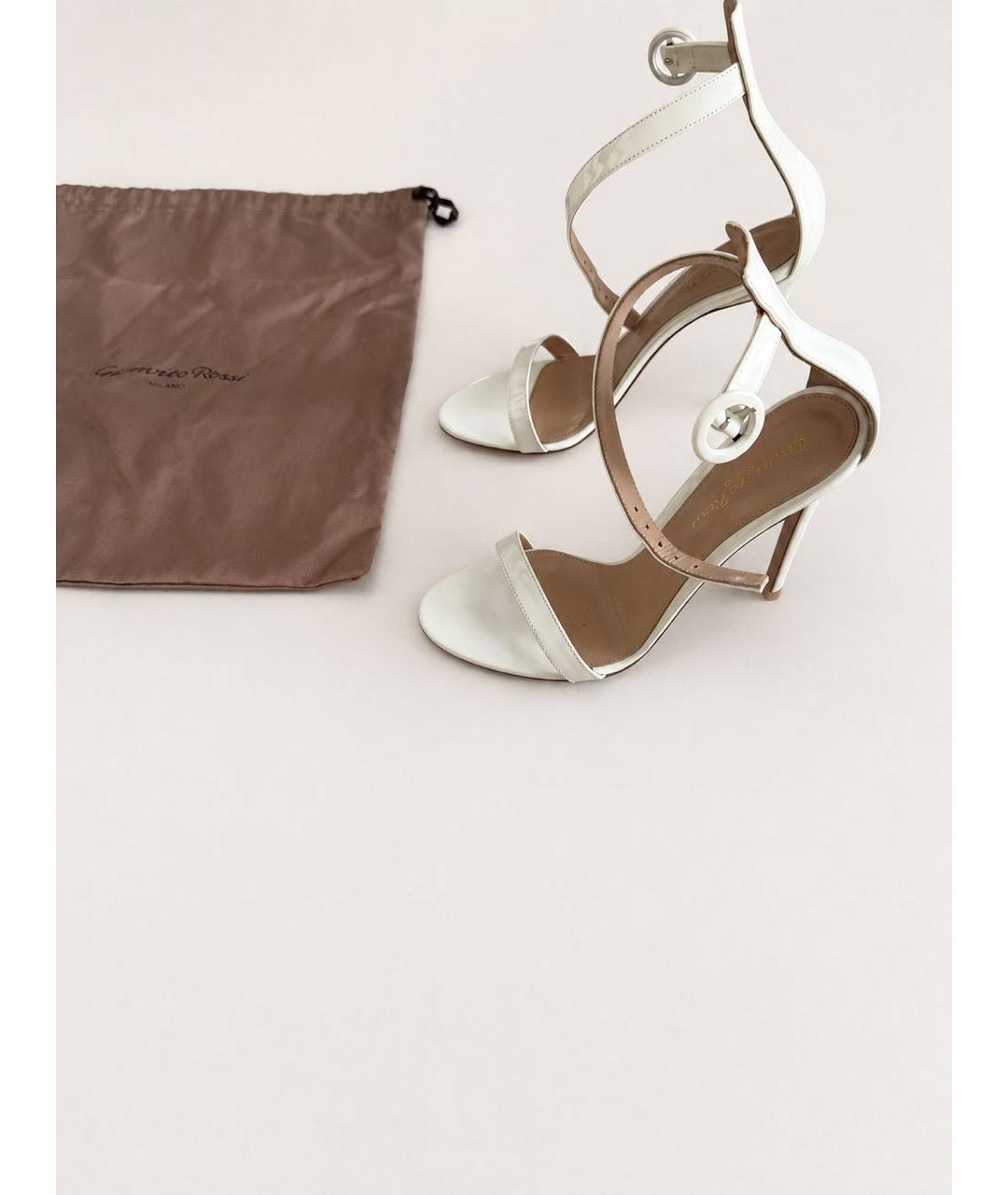 GIANVITO ROSSI Белые босоножки из лакированной кожи, фото 5
