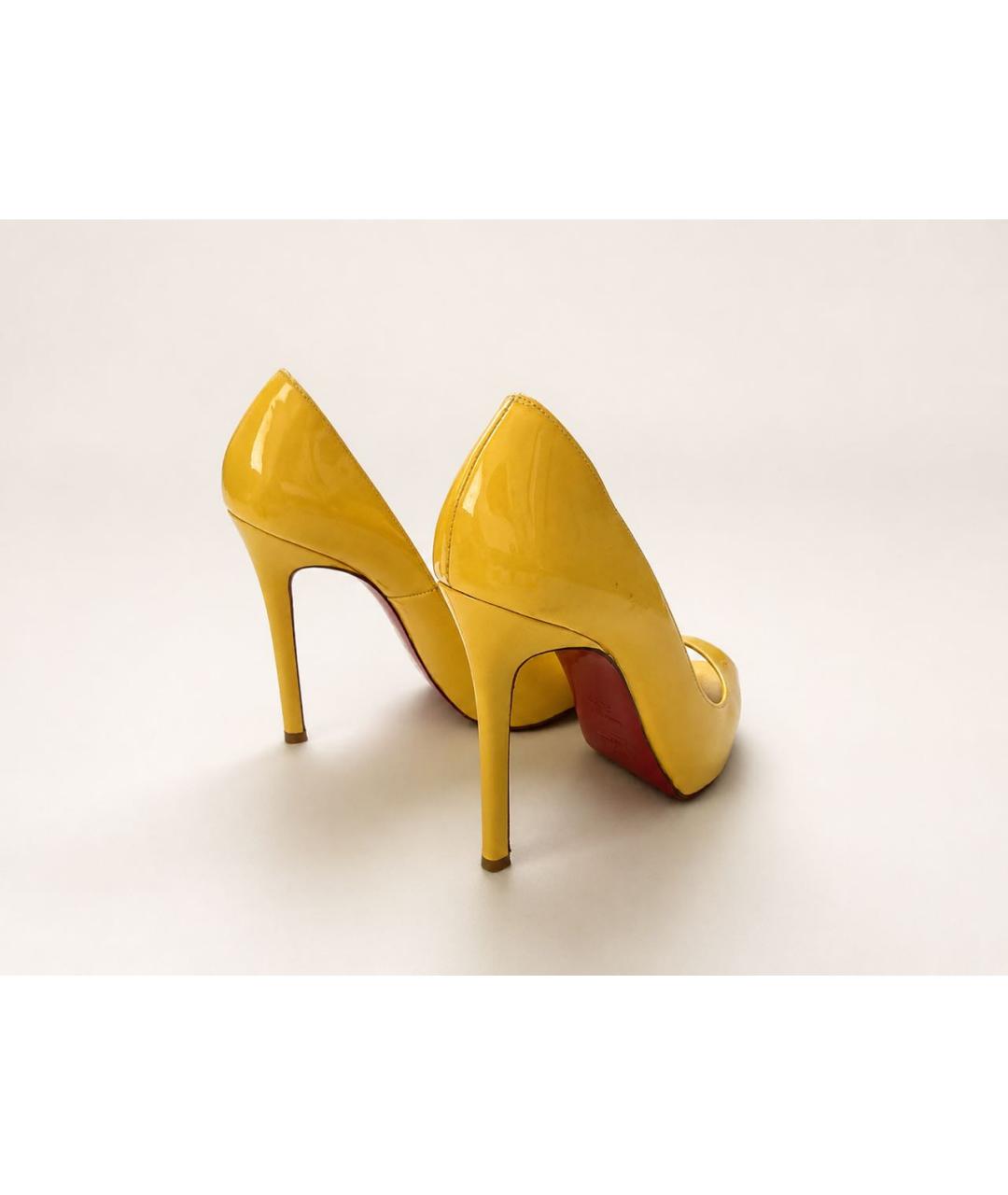 CHRISTIAN LOUBOUTIN Желтые босоножки из лакированной кожи, фото 2
