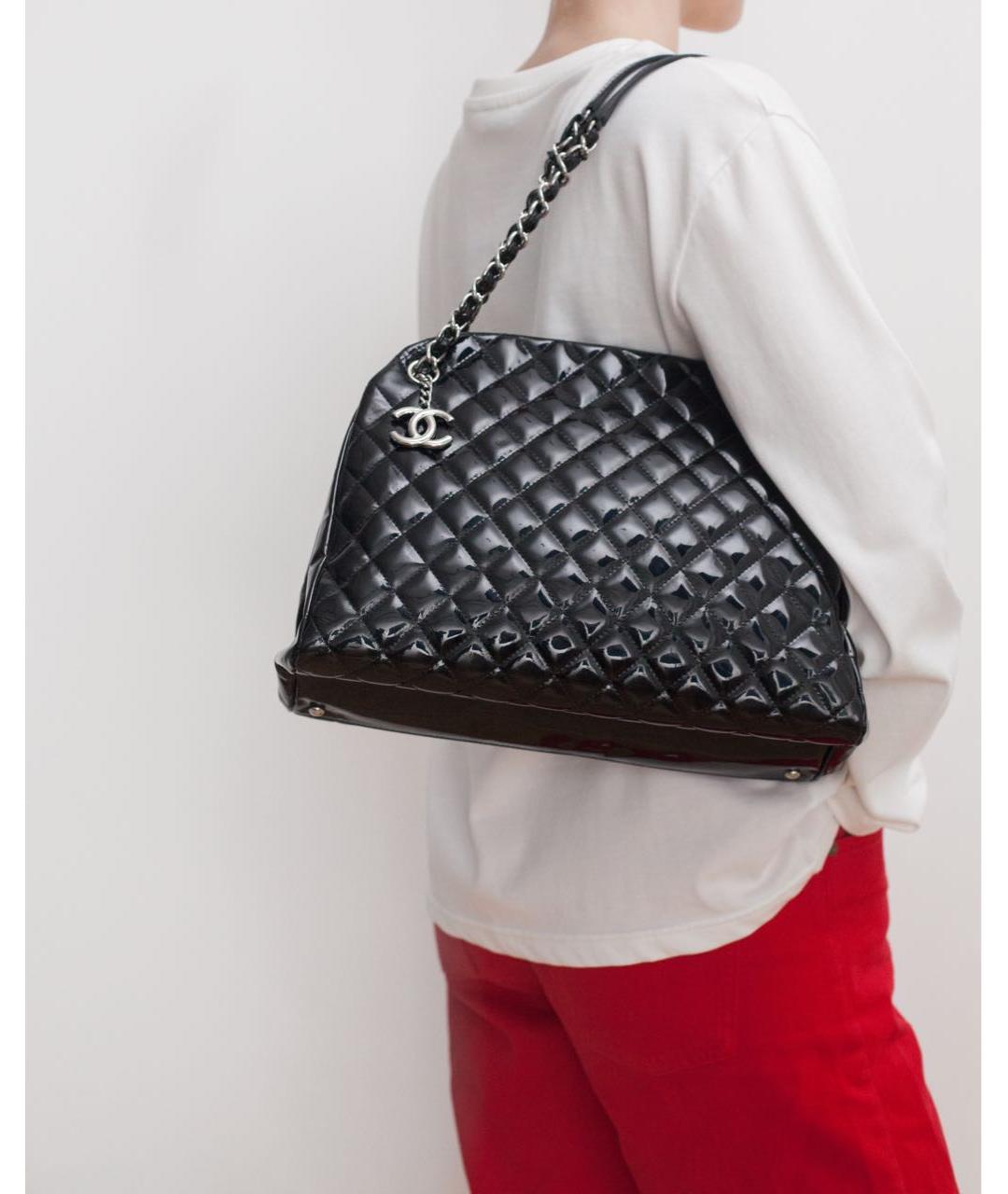 CHANEL Черная сумка через плечо из лакированной кожи, фото 2