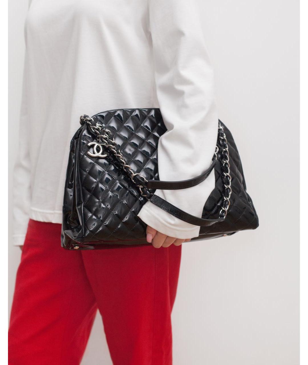 CHANEL Черная сумка через плечо из лакированной кожи, фото 3