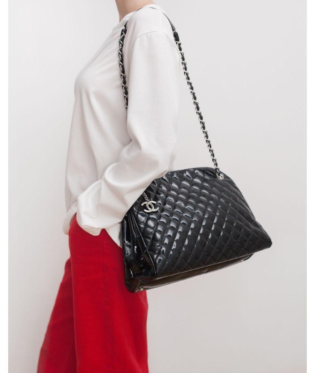 CHANEL Черная сумка через плечо из лакированной кожи, фото 4