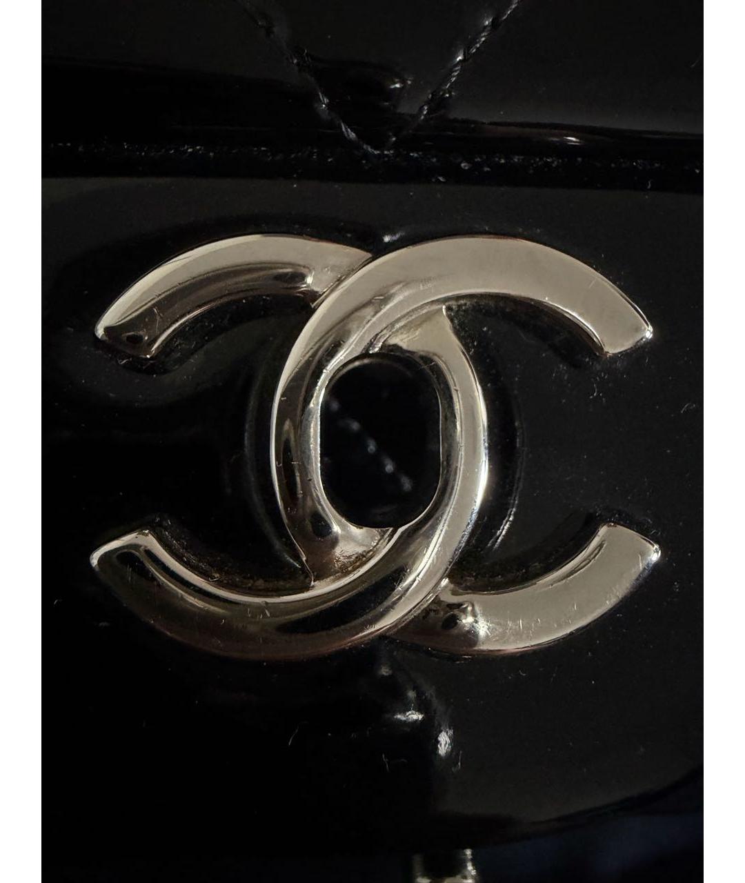 CHANEL Черная сумка через плечо из лакированной кожи, фото 3