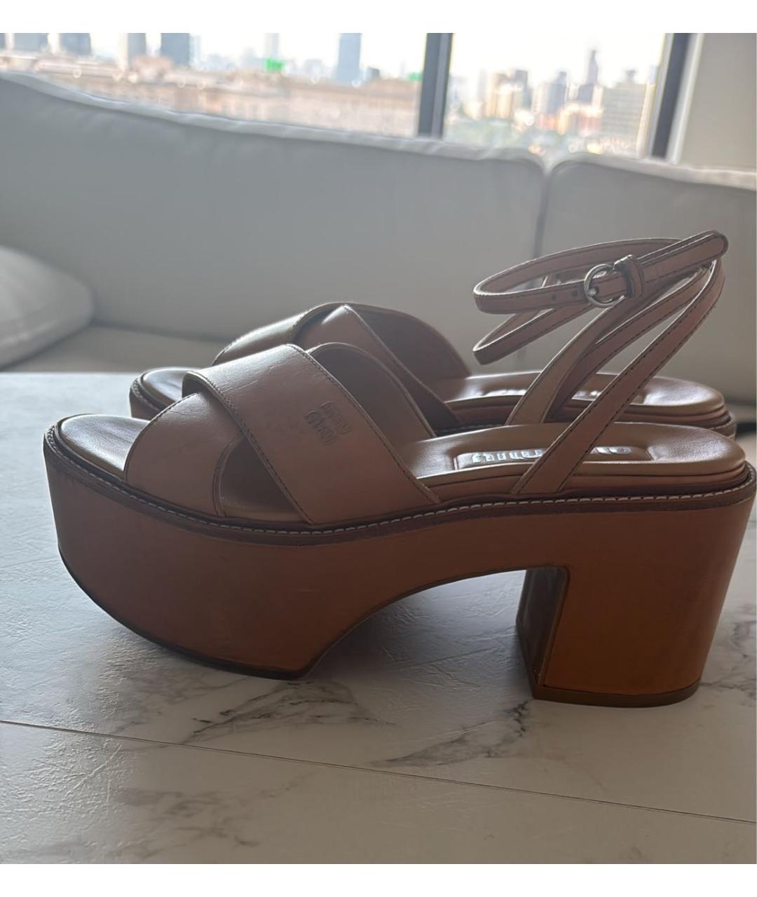 MIU MIU Бежевые кожаные босоножки, фото 4