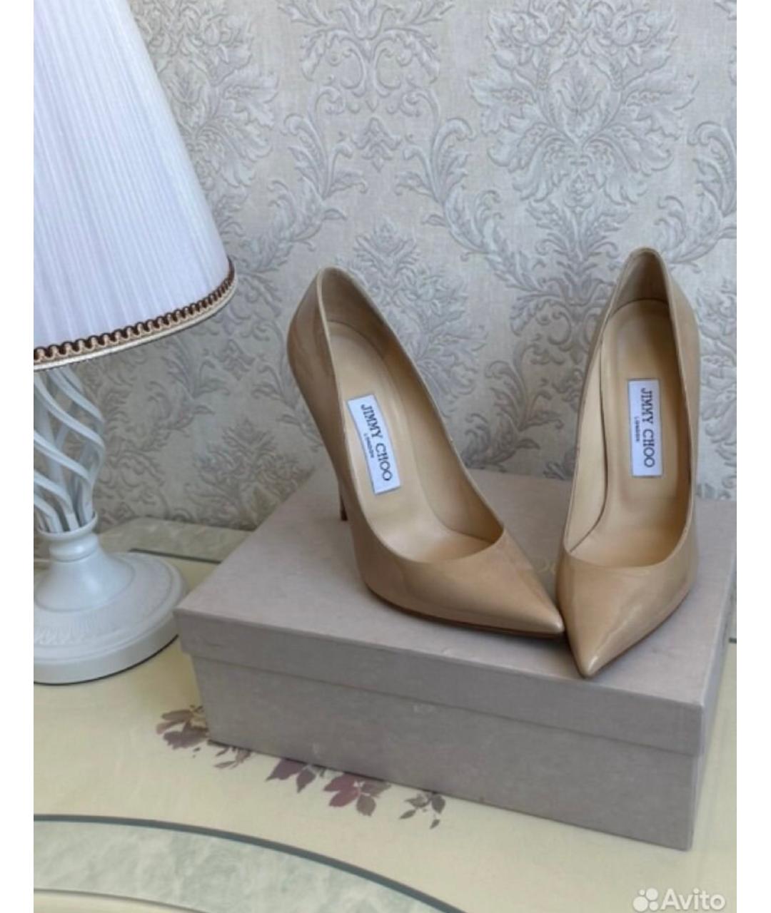 JIMMY CHOO Бежевые лодочки на низком каблуке из лакированной кожи, фото 3