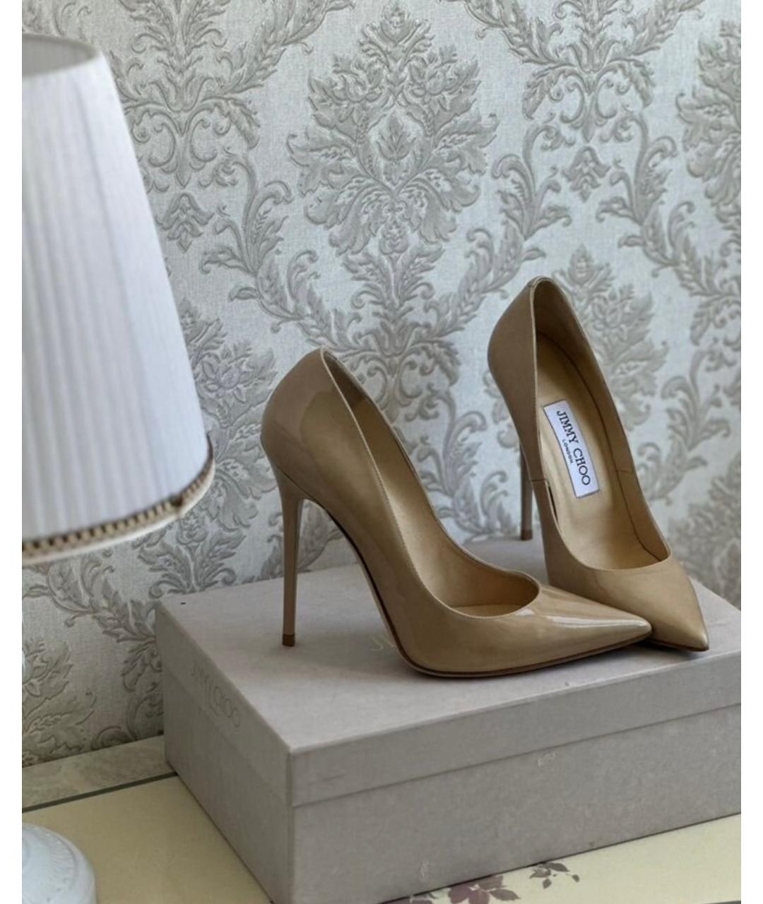 JIMMY CHOO Бежевые лодочки на низком каблуке из лакированной кожи, фото 6