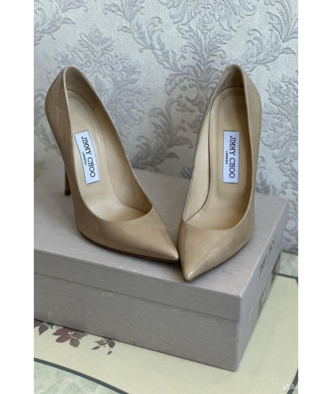 JIMMY CHOO Бежевые лодочки на низком каблуке из лакированной кожи, фото 2