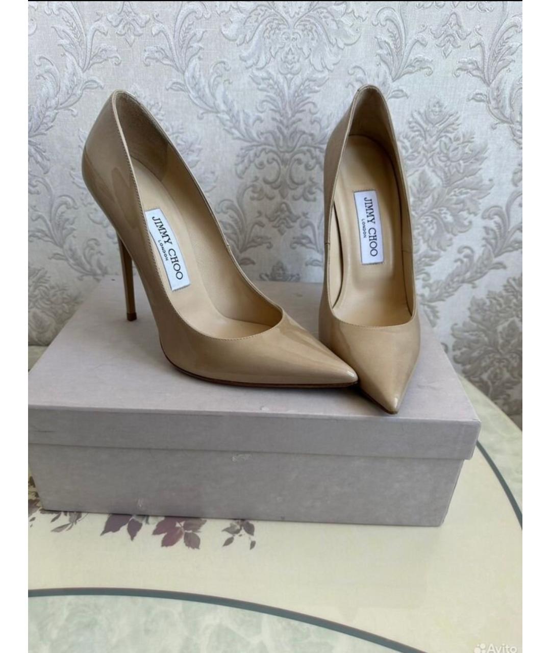 JIMMY CHOO Бежевые лодочки на низком каблуке из лакированной кожи, фото 5