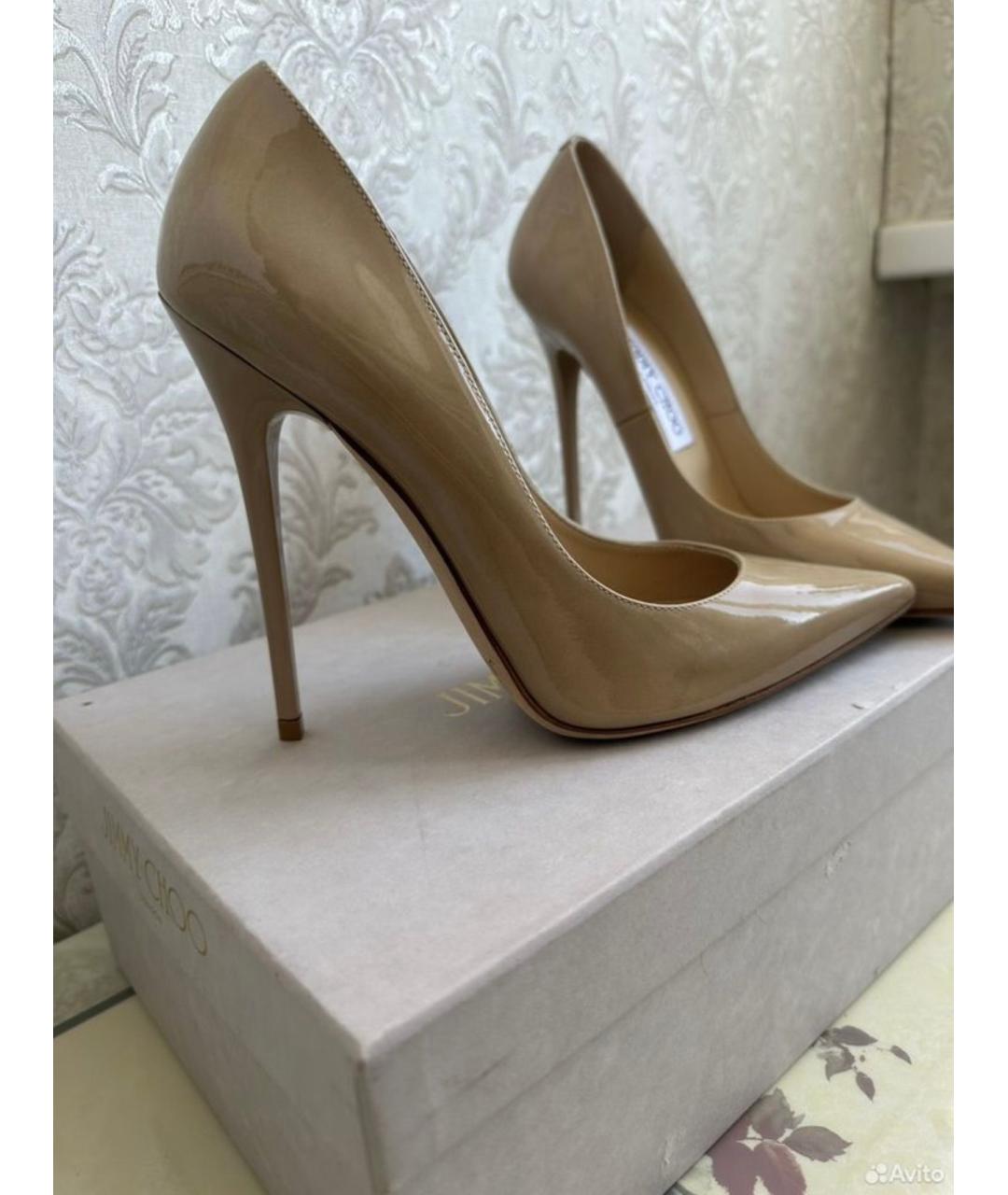 JIMMY CHOO Бежевые лодочки на низком каблуке из лакированной кожи, фото 4
