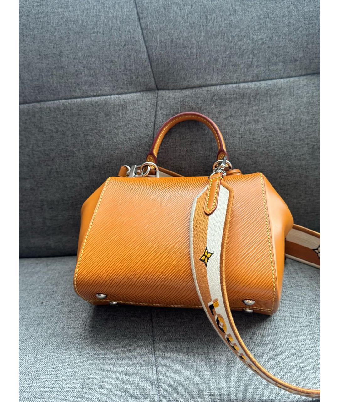 LOUIS VUITTON Оранжевая кожаная сумка с короткими ручками, фото 4