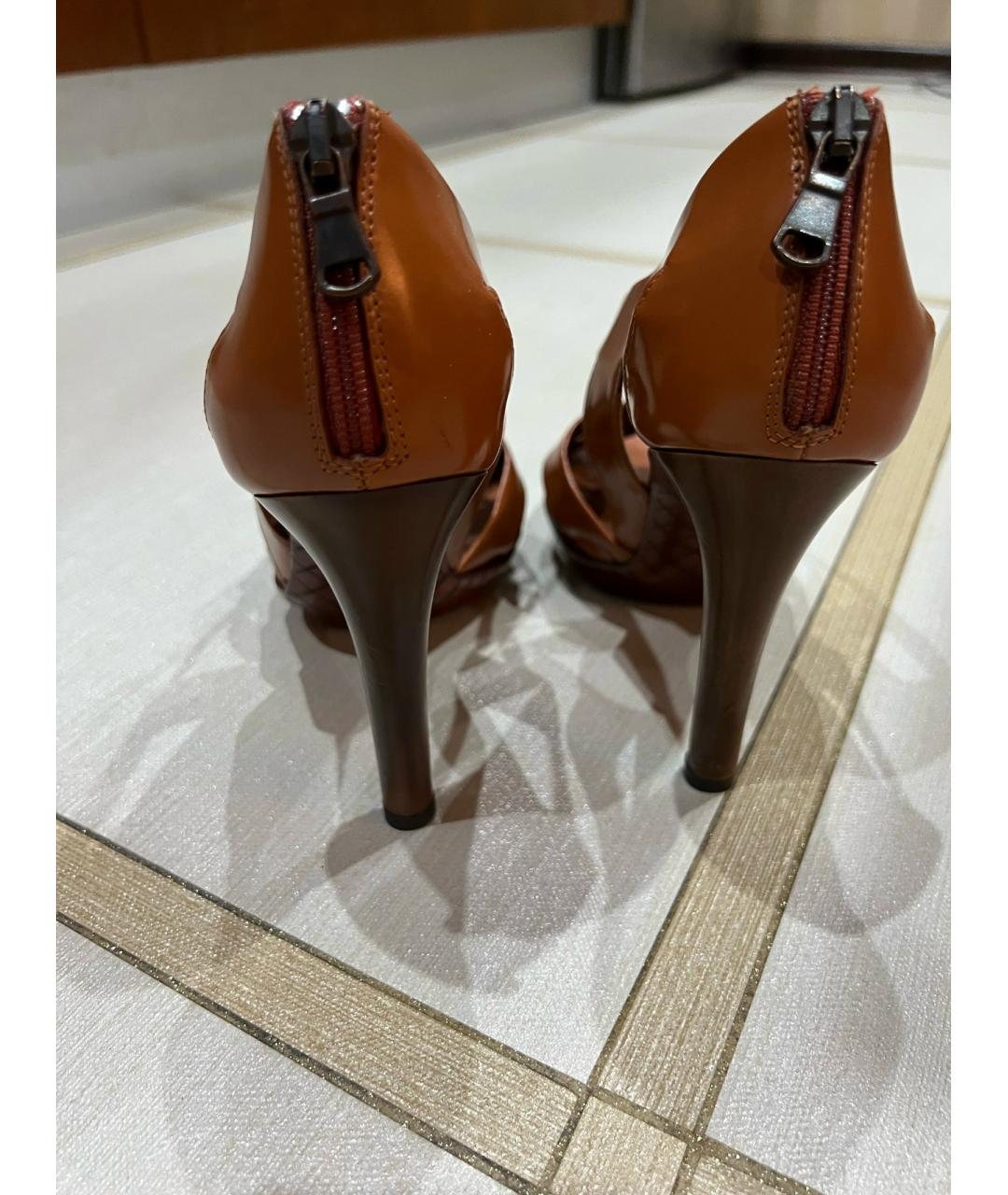 BOTTEGA VENETA Коричневые кожаные босоножки, фото 4
