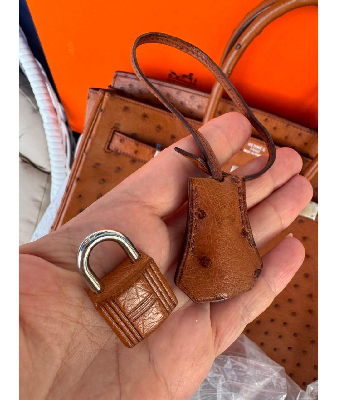 HERMES Коричневая сумка с короткими ручками из кожи страуса, фото 6