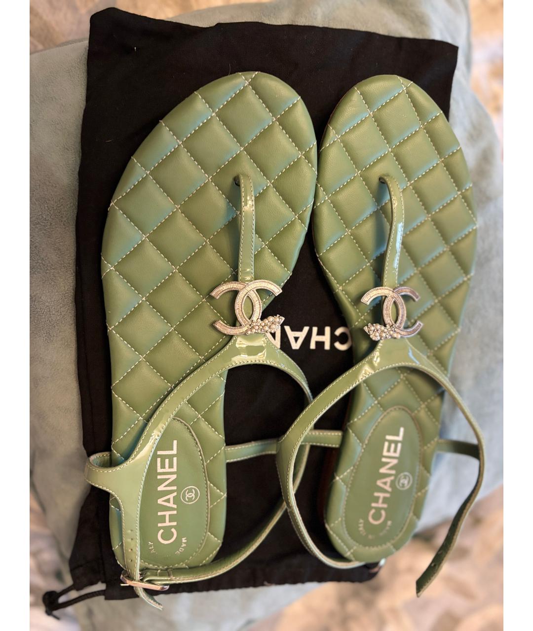 CHANEL Зеленые сандалии из лакированной кожи, фото 3