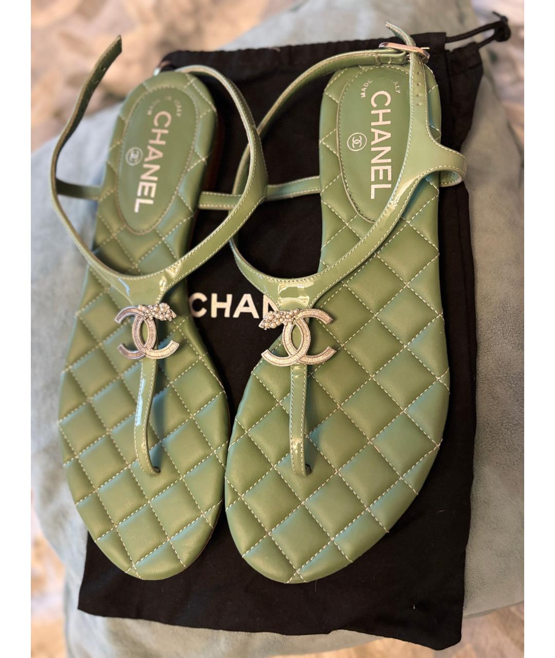 CHANEL Зеленые сандалии из лакированной кожи, фото 2