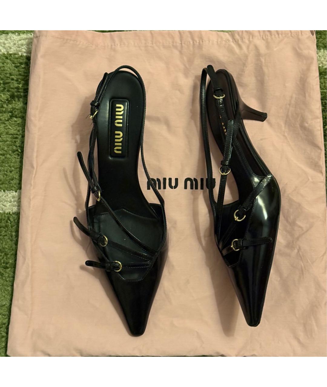 MIU MIU Черные лодочки на низком каблуке из лакированной кожи, фото 6