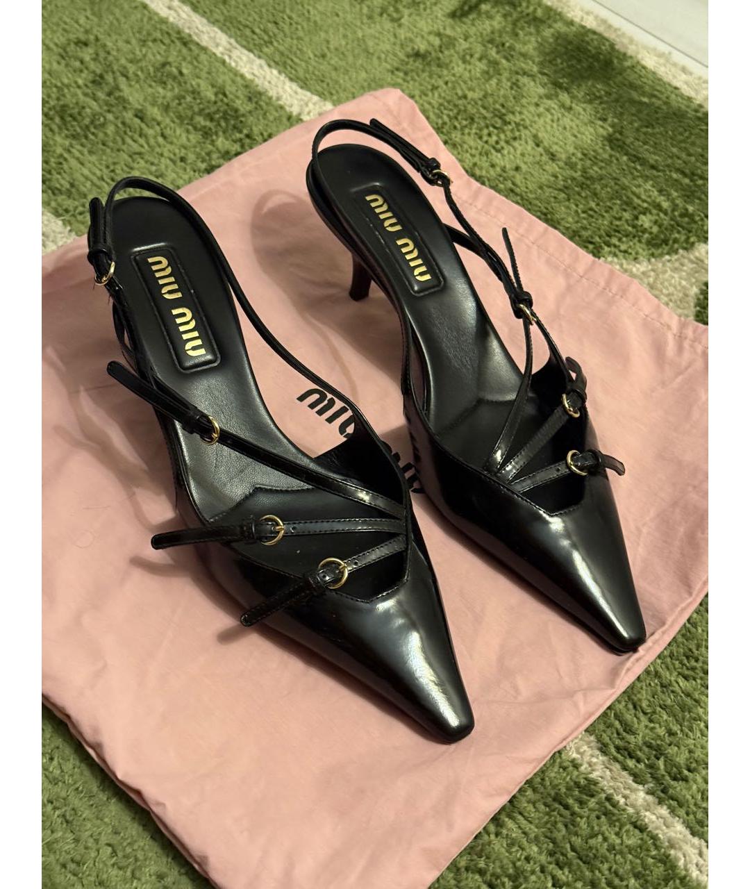MIU MIU Черные лодочки на низком каблуке из лакированной кожи, фото 2