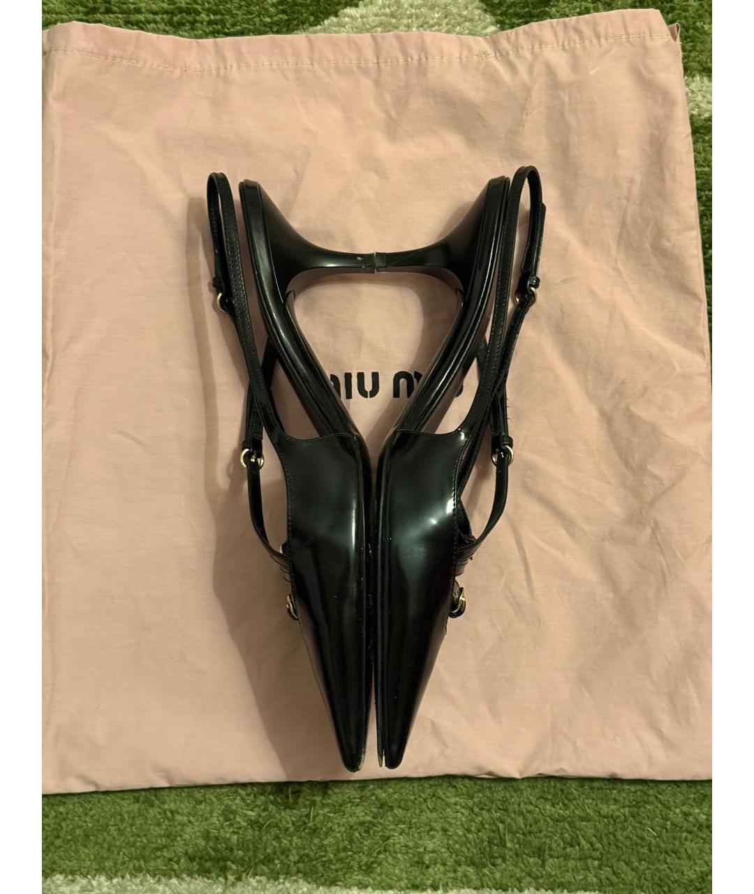 MIU MIU Черные лодочки на низком каблуке из лакированной кожи, фото 3