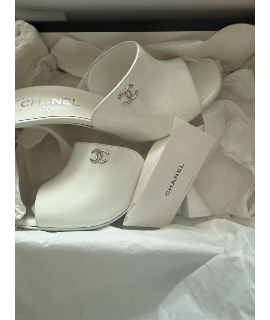 CHANEL Белые мюли из лакированной кожи, фото 5