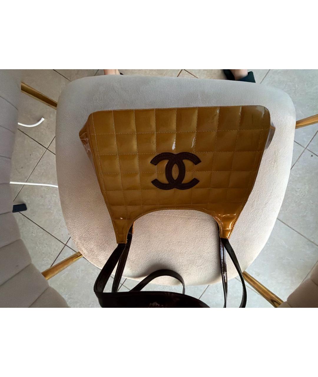 CHANEL Горчичная сумка через плечо из лакированной кожи, фото 5