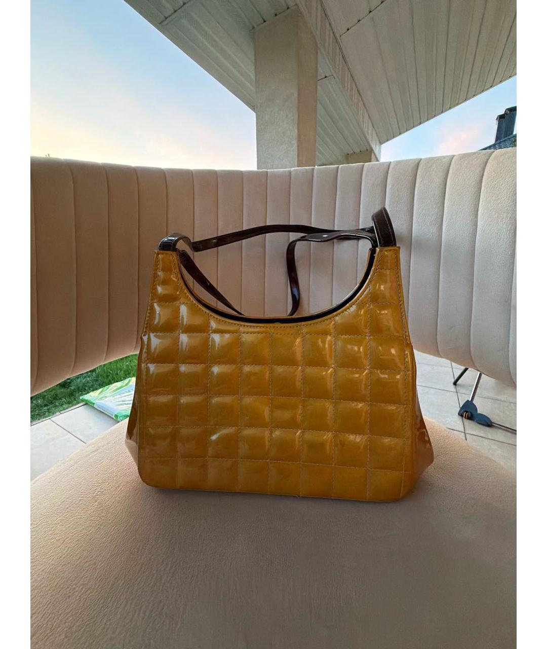 CHANEL Горчичная сумка через плечо из лакированной кожи, фото 3