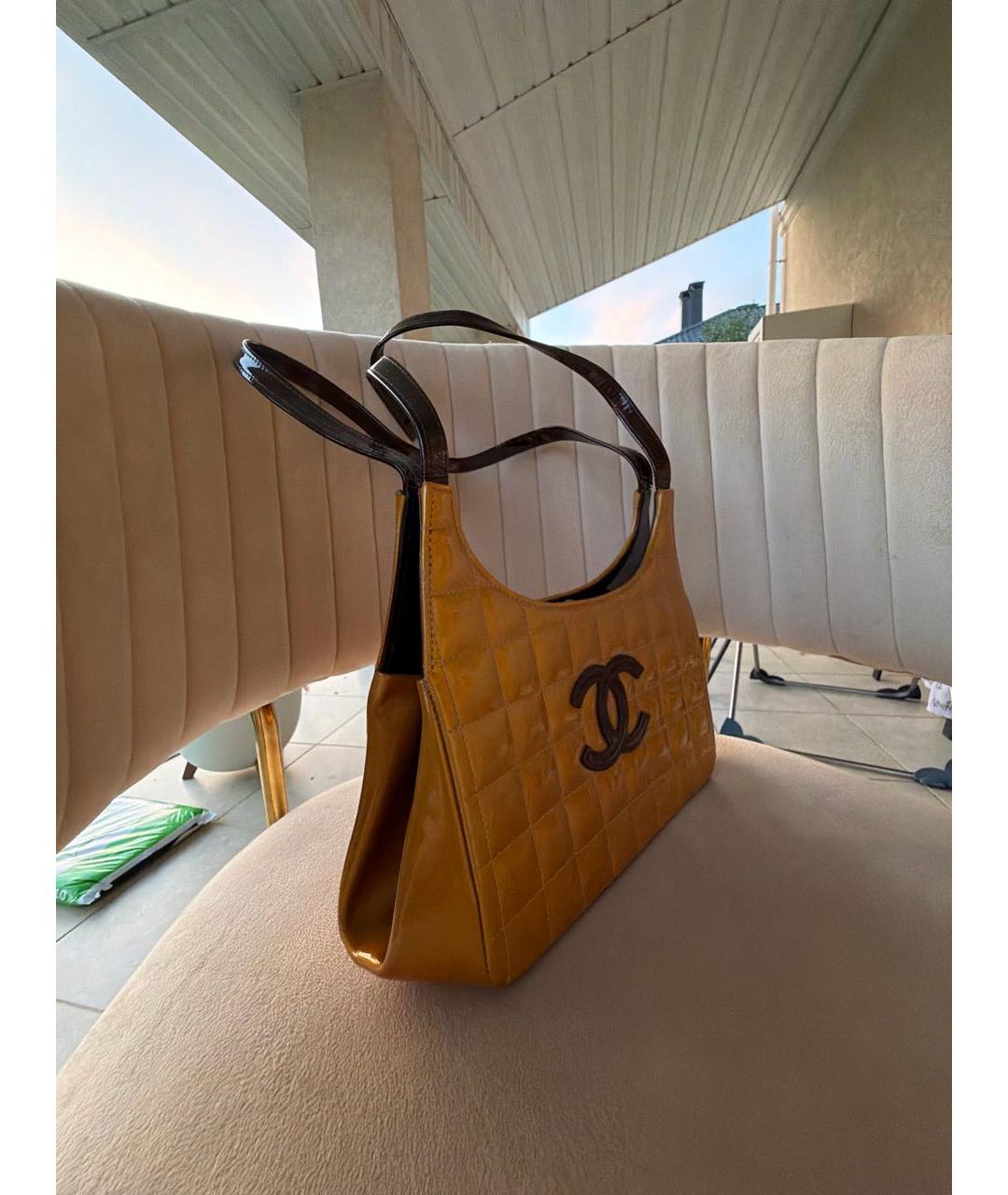 CHANEL Горчичная сумка через плечо из лакированной кожи, фото 2