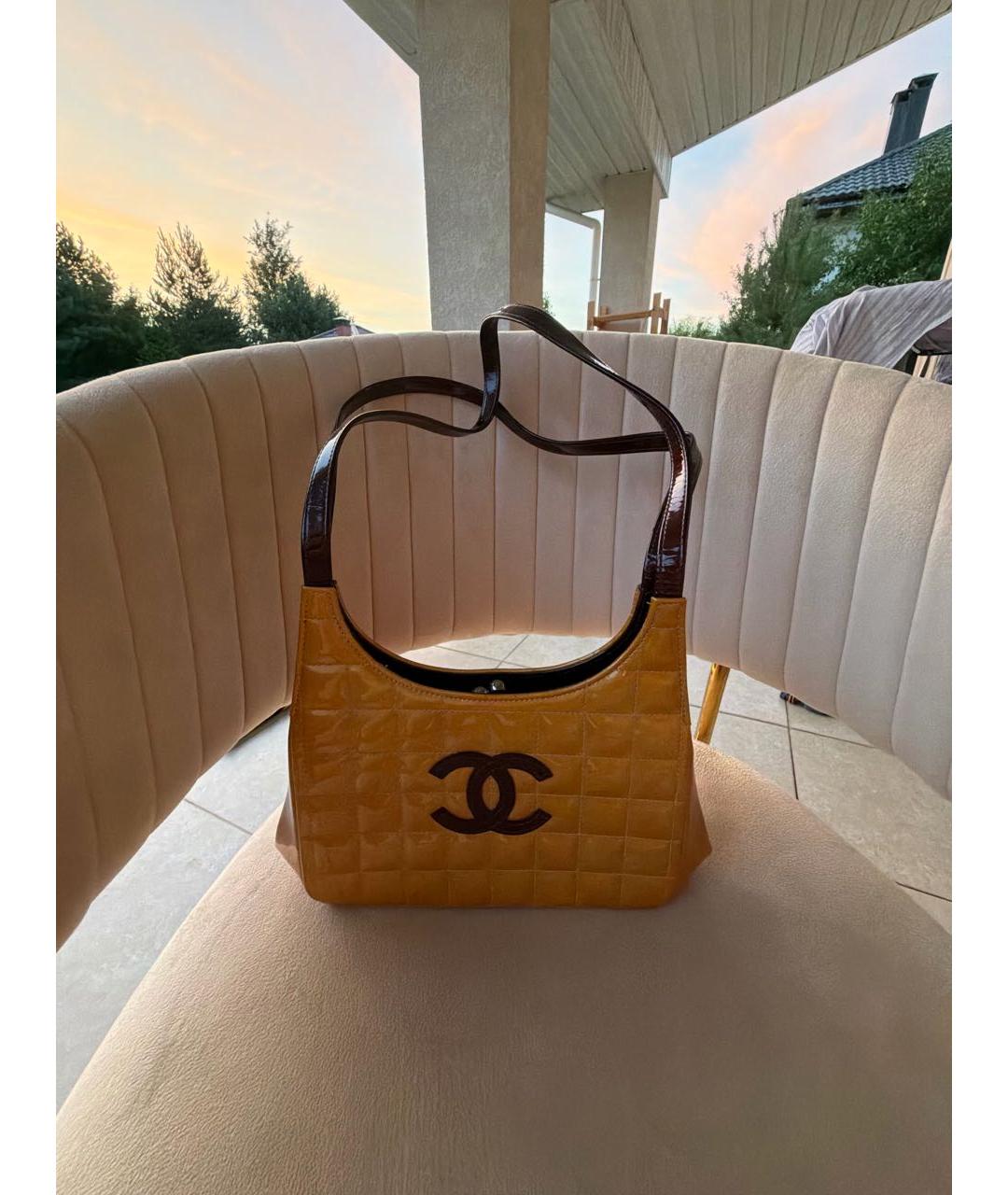 CHANEL Горчичная сумка через плечо из лакированной кожи, фото 7