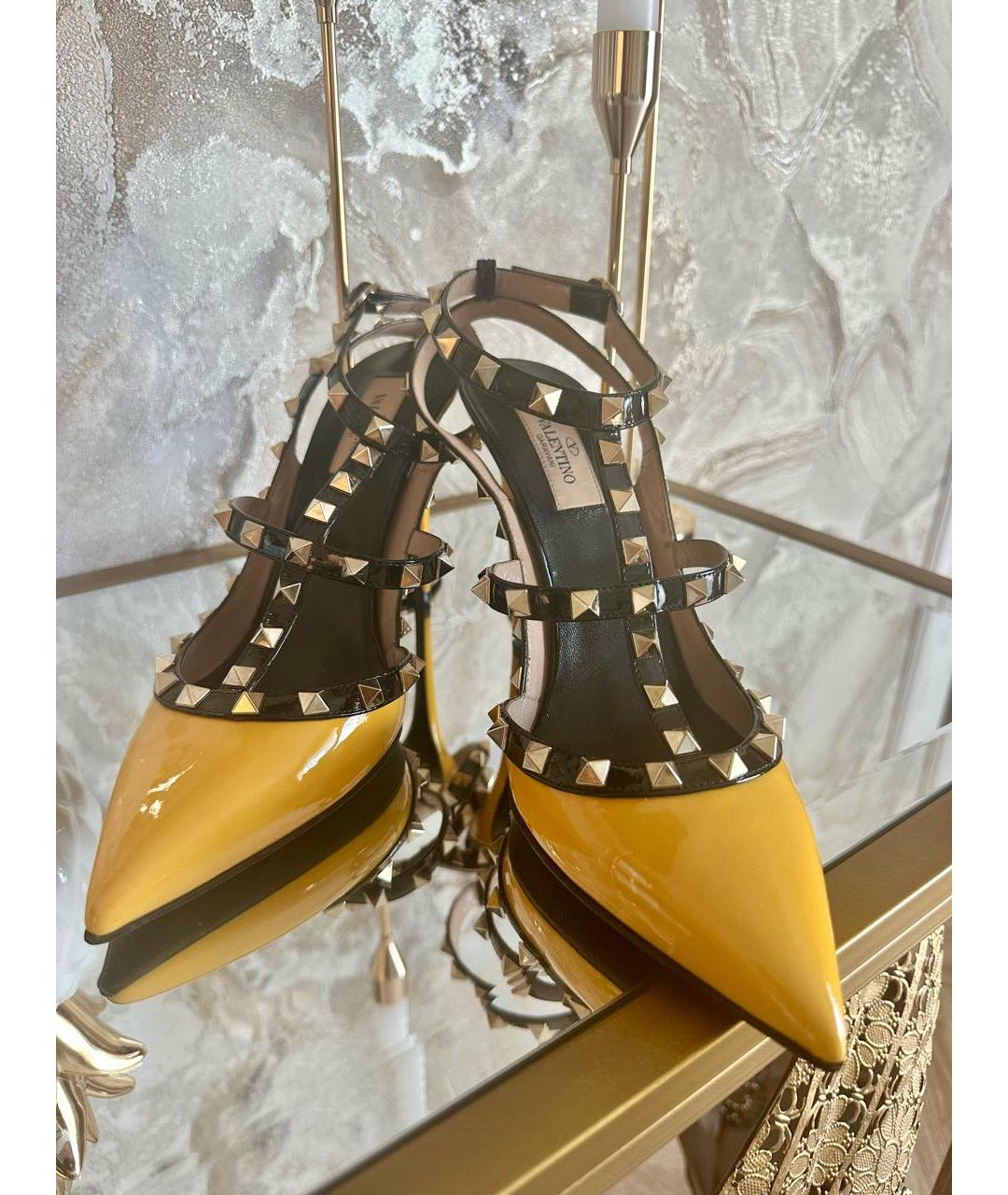 VALENTINO Желтые босоножки из лакированной кожи, фото 2