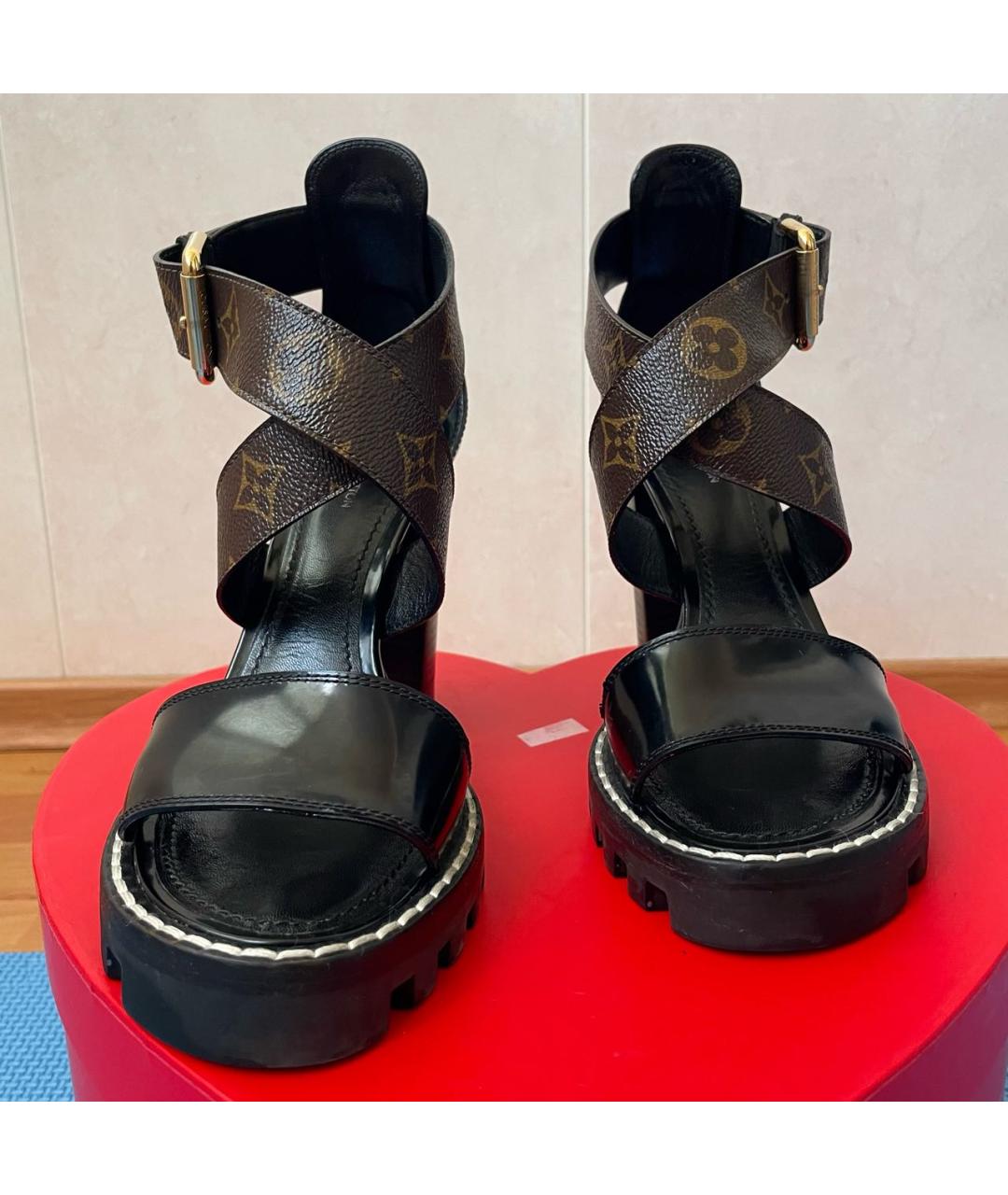 LOUIS VUITTON Черные босоножки, фото 2