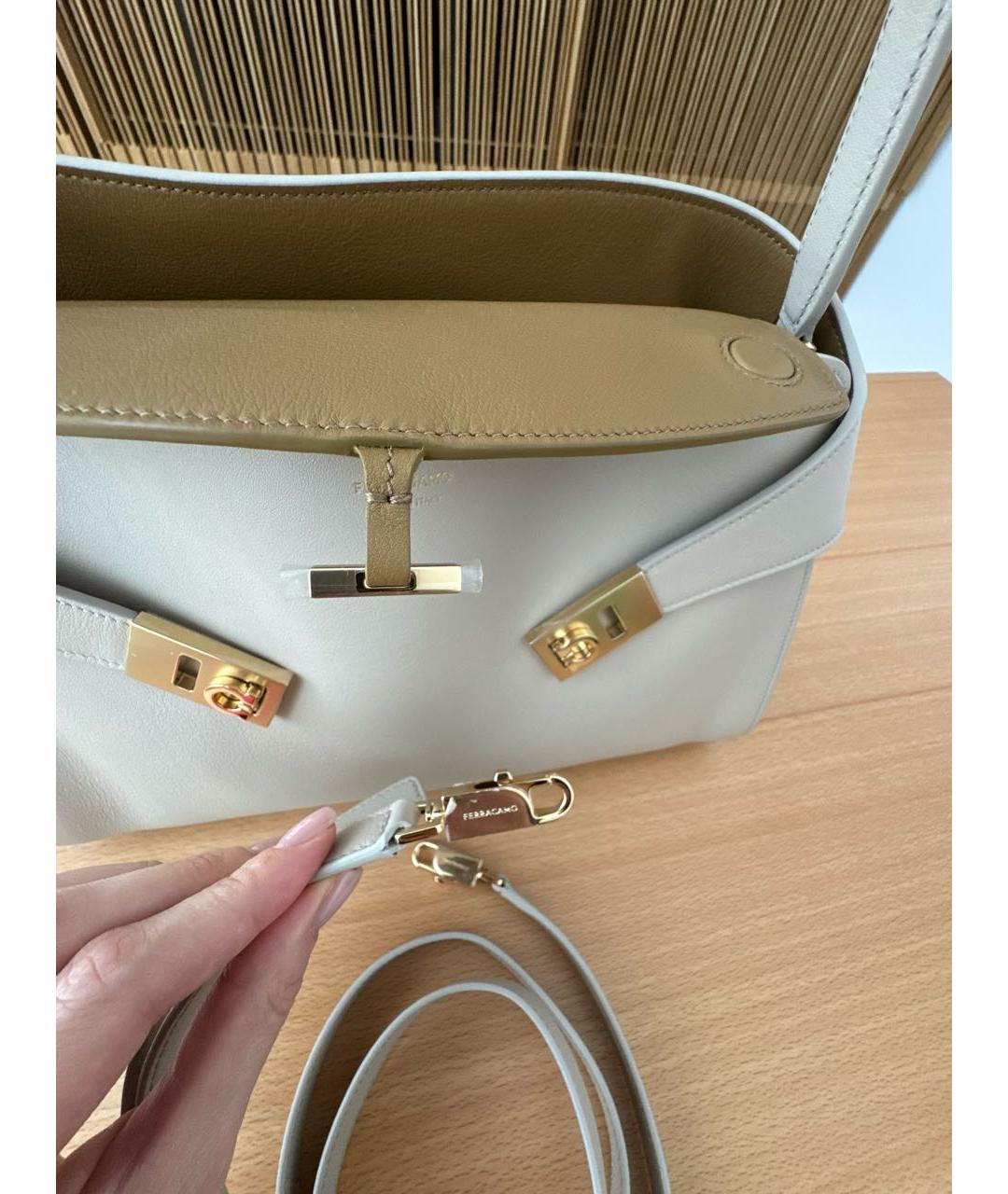 FERRAGAMO Бежевая кожаная сумка через плечо, фото 7