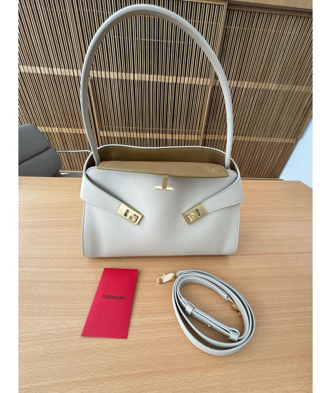 FERRAGAMO Бежевая кожаная сумка через плечо, фото 5