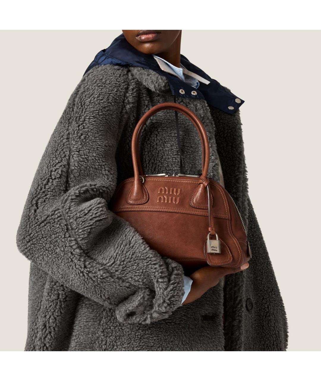 MIU MIU Коричневая кожаная сумка с короткими ручками, фото 5