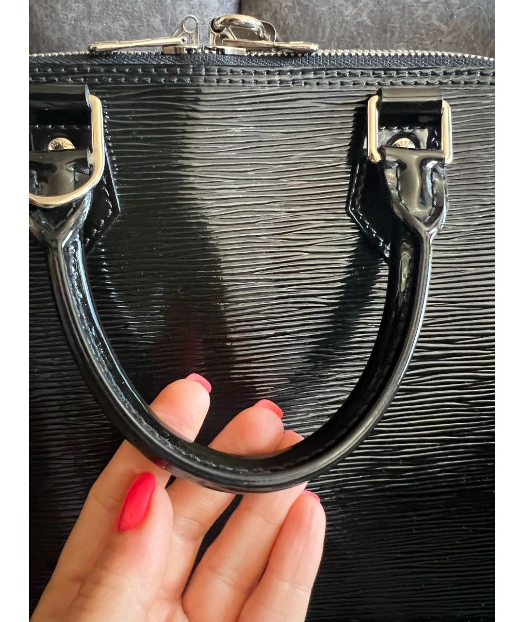 LOUIS VUITTON Черная сумка с короткими ручками из лакированной кожи, фото 6