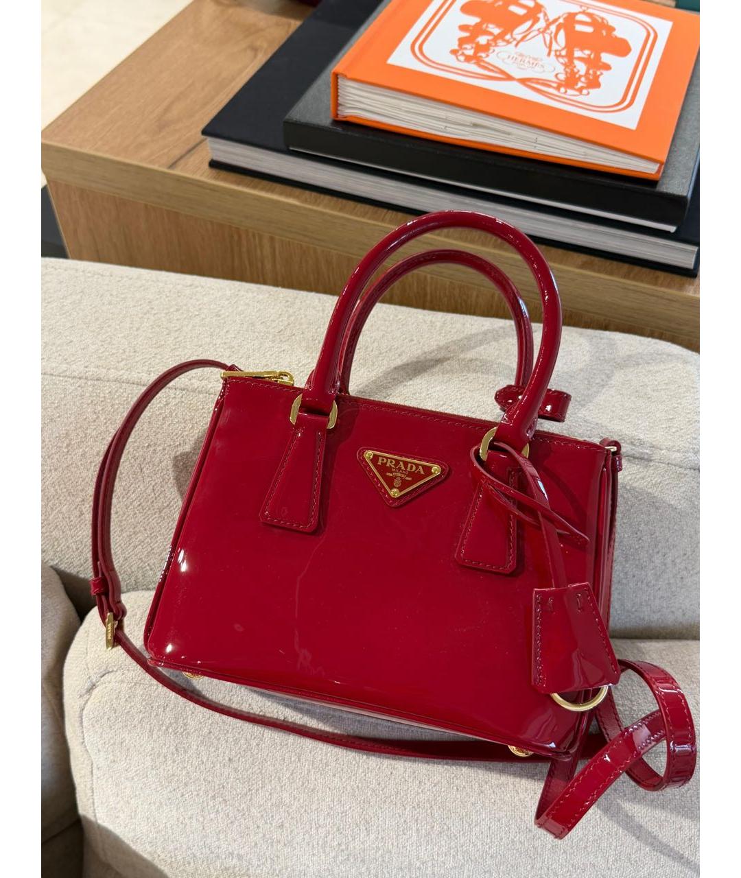 PRADA Красная сумка с короткими ручками из лакированной кожи, фото 5