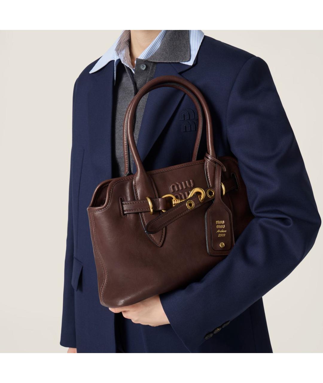 MIU MIU Коричневая кожаная сумка с короткими ручками, фото 5