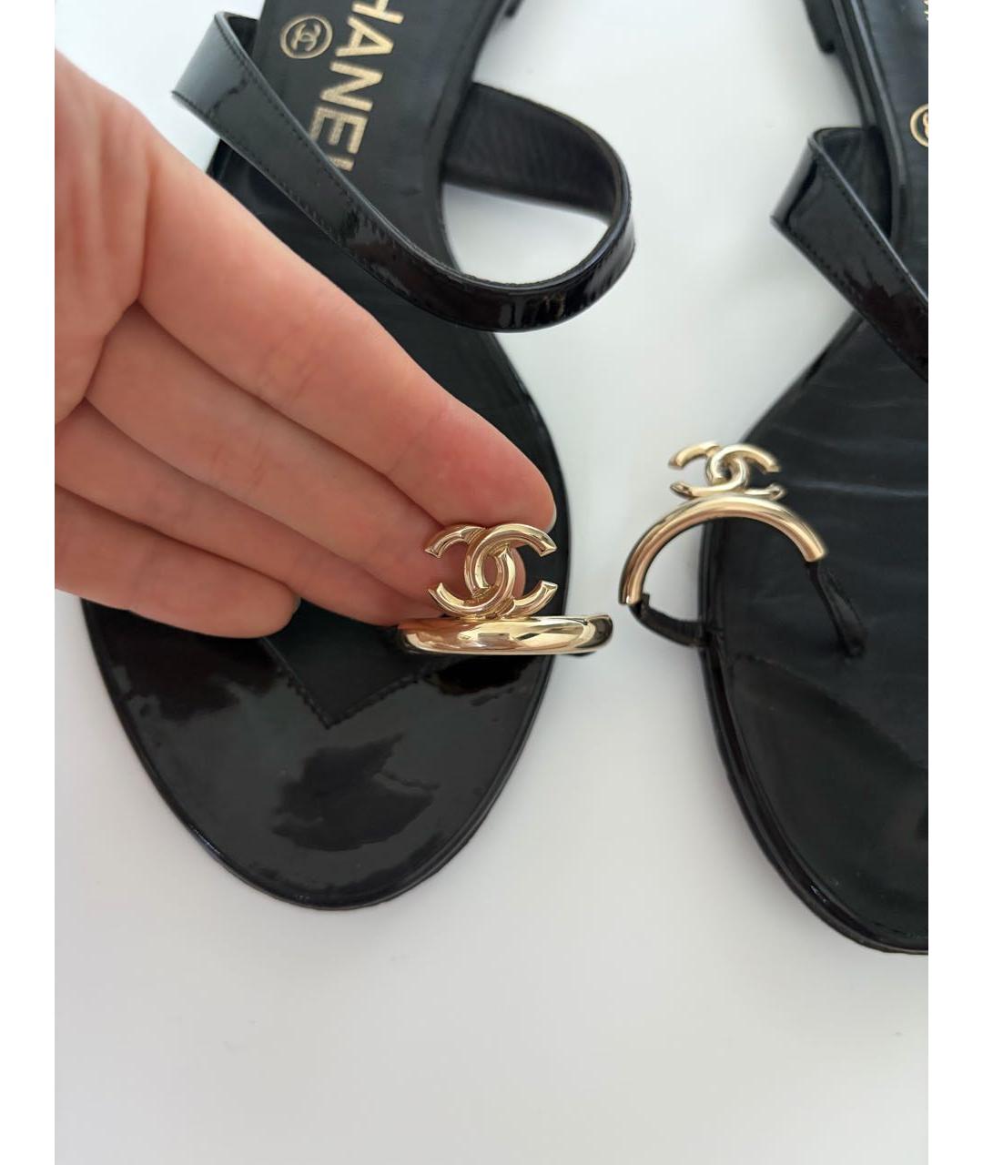 CHANEL Черные сандалии из лакированной кожи, фото 3