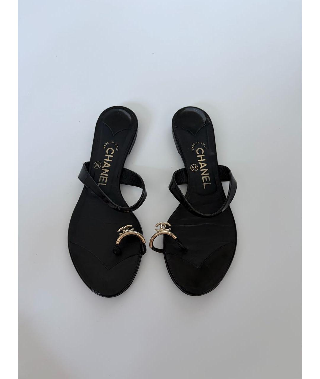 CHANEL Черные сандалии из лакированной кожи, фото 2