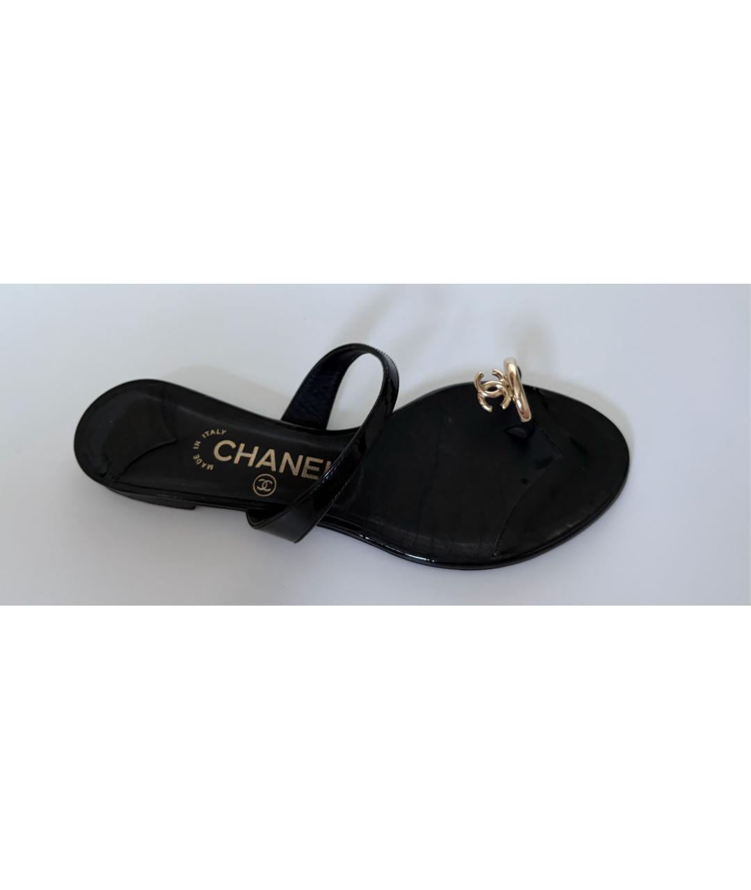 CHANEL Черные сандалии из лакированной кожи, фото 5