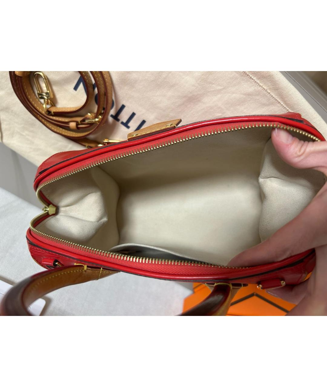 LOUIS VUITTON Красная кожаная сумка с короткими ручками, фото 4