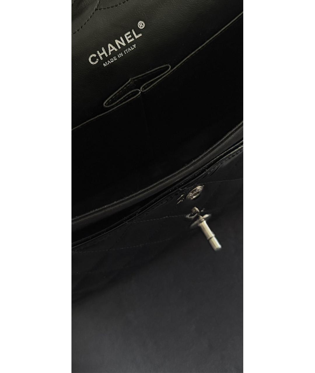 CHANEL Черная сумка через плечо из лакированной кожи, фото 4