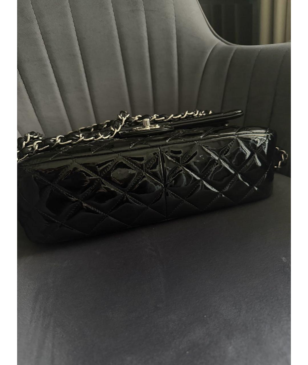 CHANEL Черная сумка через плечо из лакированной кожи, фото 2