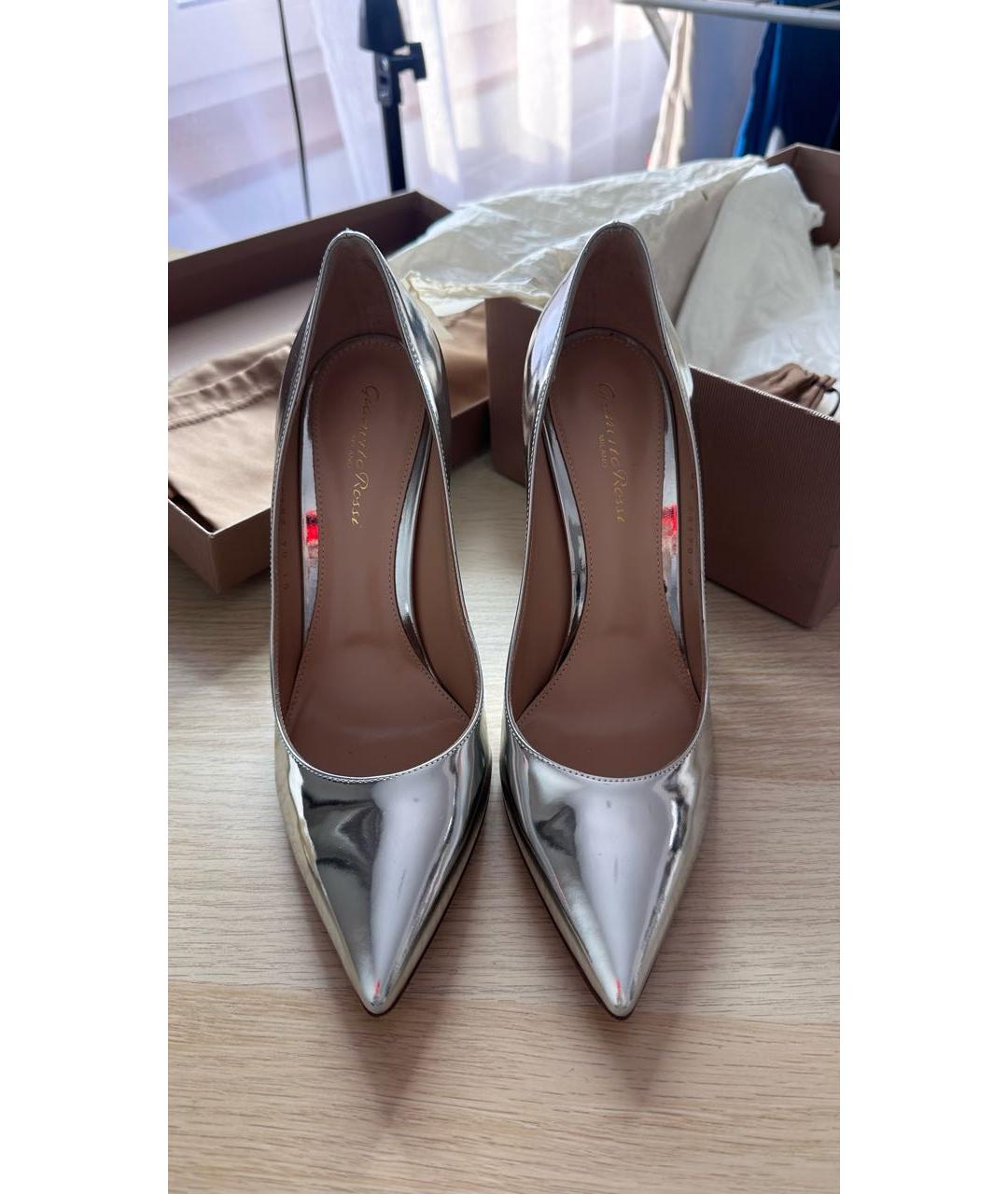 GIANVITO ROSSI Серебряные туфли из лакированной кожи, фото 2