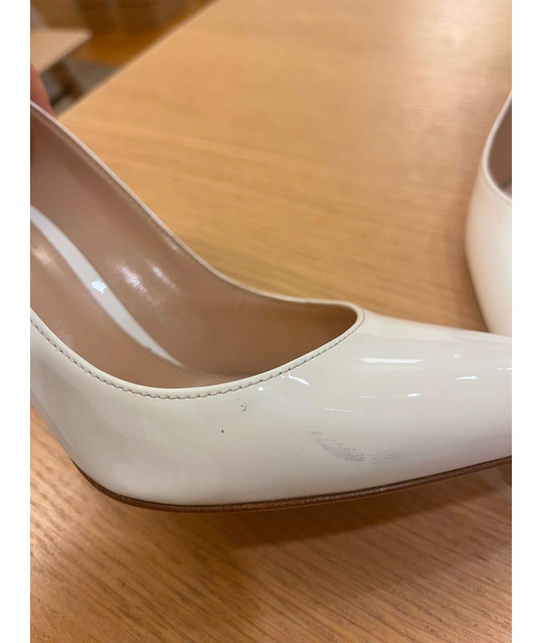 GIANVITO ROSSI Белые свадебные туфли на среднем каблуке из лакированной кожи, фото 6