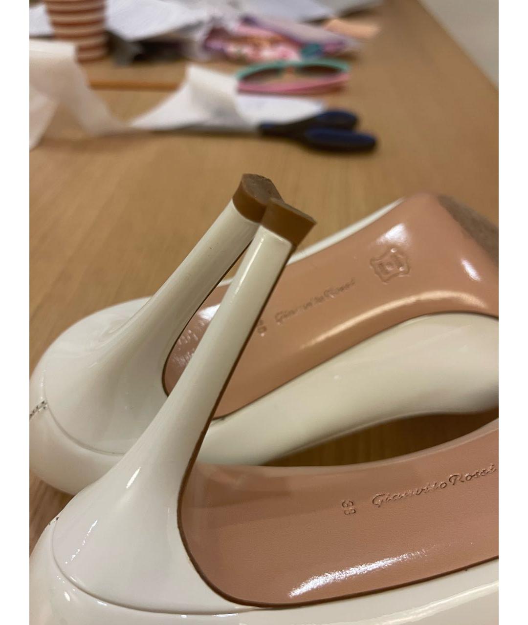 GIANVITO ROSSI Белые свадебные туфли на среднем каблуке из лакированной кожи, фото 3