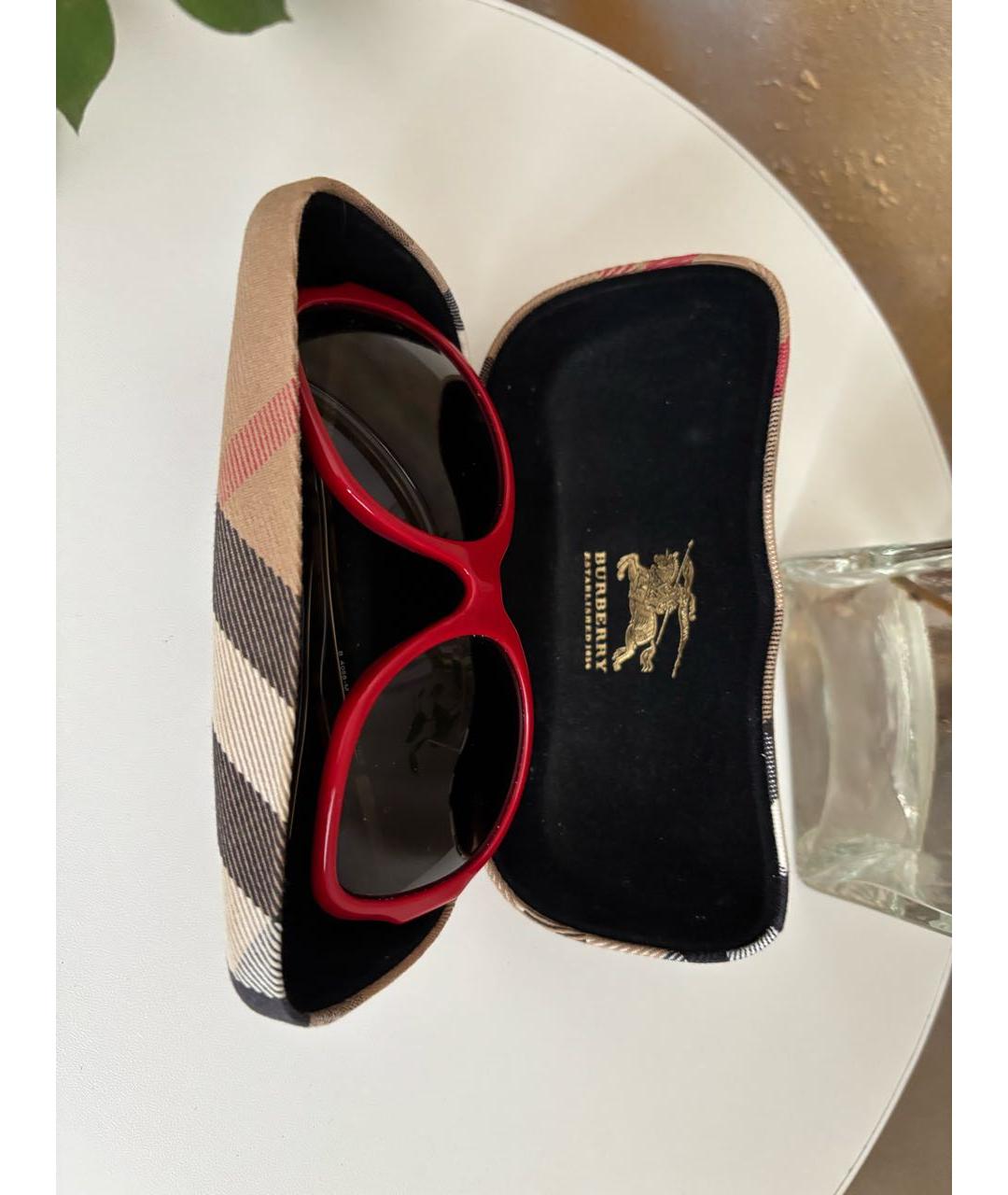 BURBERRY Красные пластиковые солнцезащитные очки, фото 5