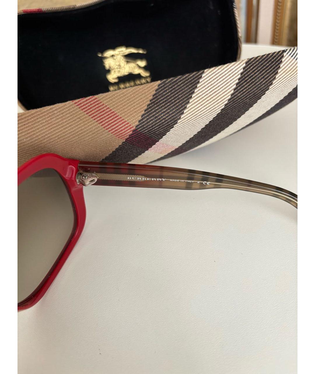 BURBERRY Красные пластиковые солнцезащитные очки, фото 6