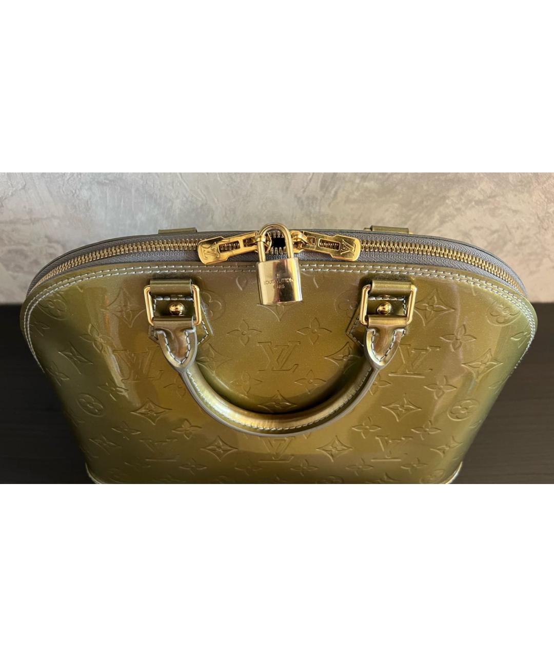LOUIS VUITTON Золотая сумка с короткими ручками из лакированной кожи, фото 5