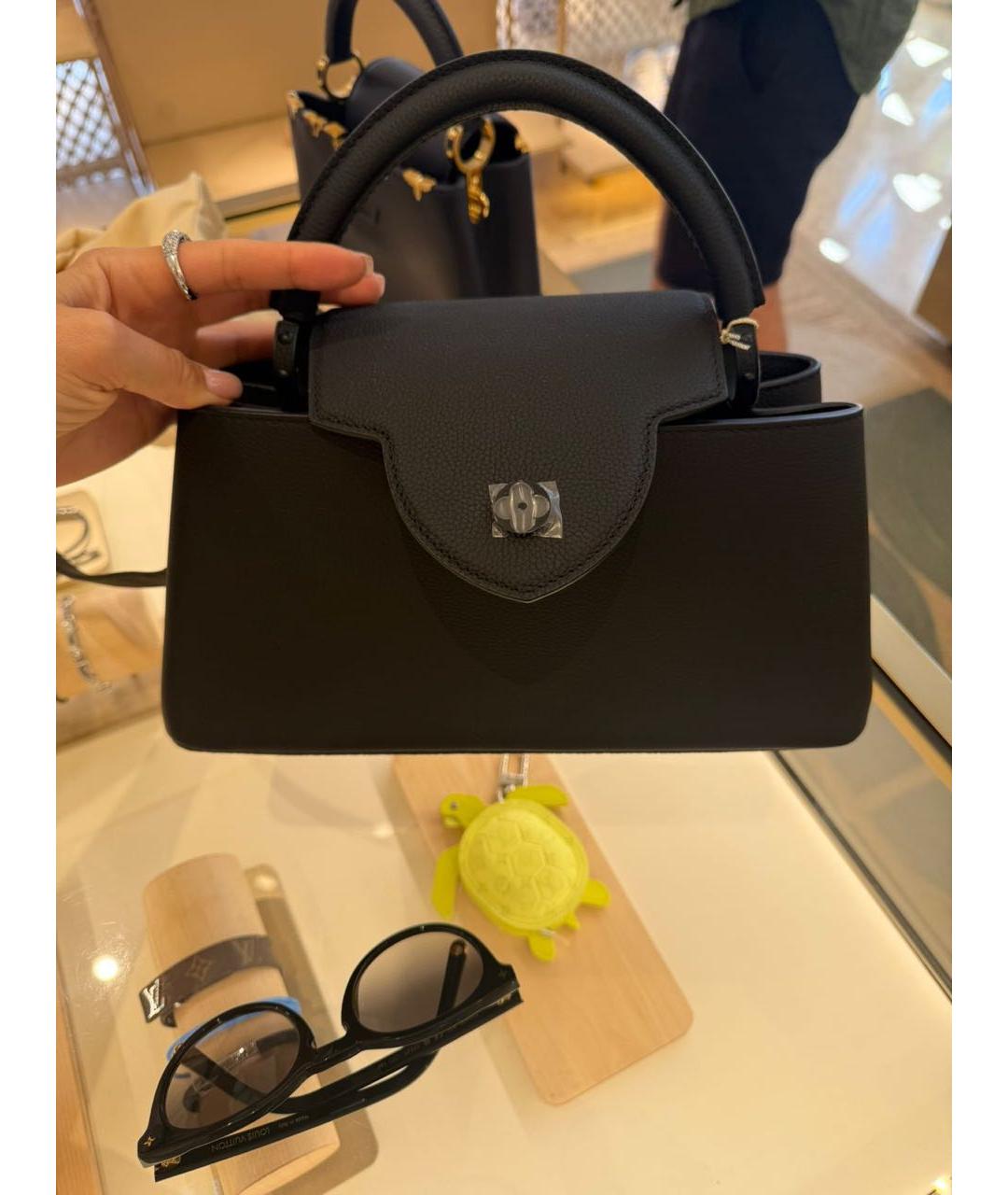 LOUIS VUITTON Черная кожаная сумка с короткими ручками, фото 2