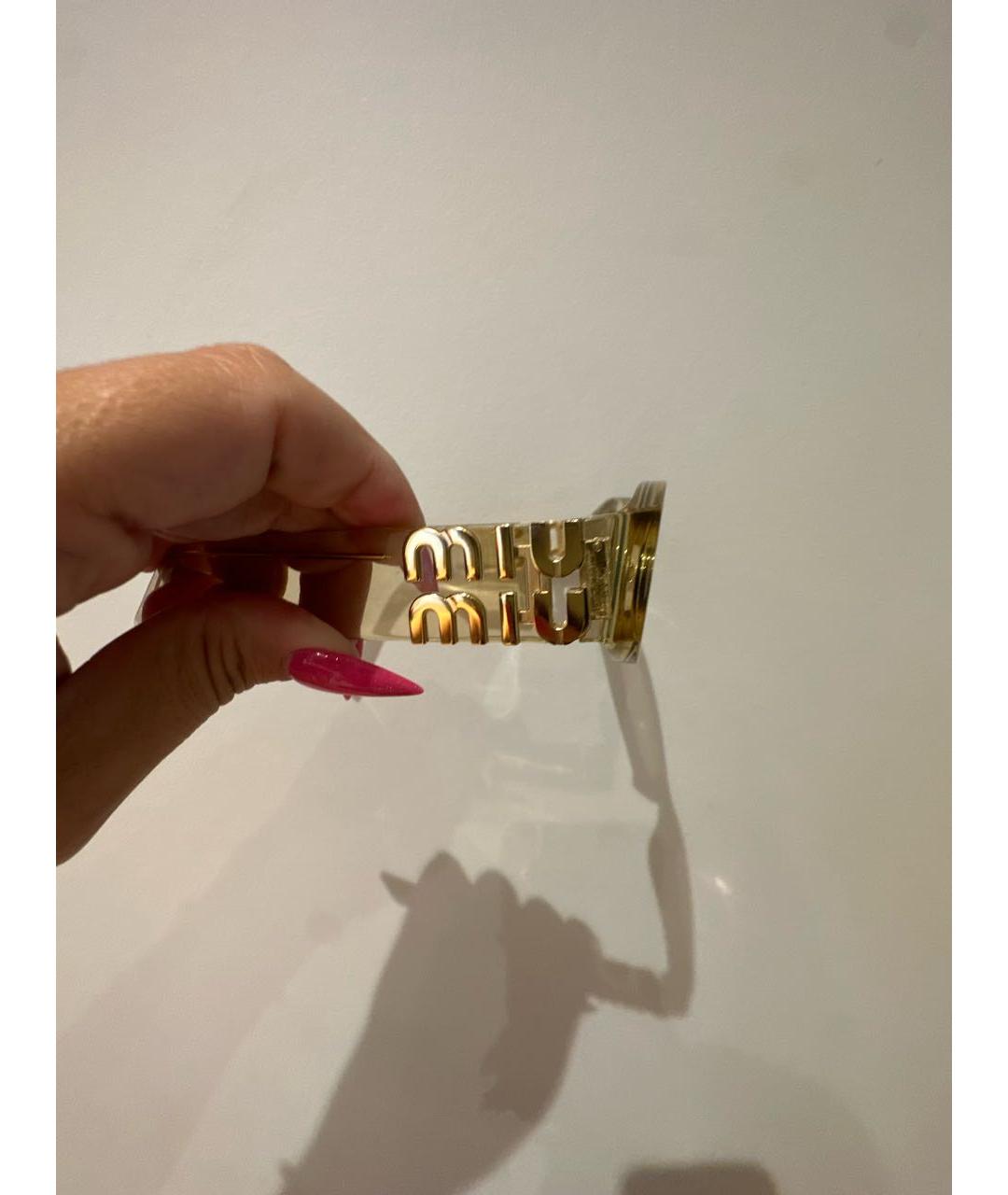 MIU MIU Золотые пластиковые солнцезащитные очки, фото 3