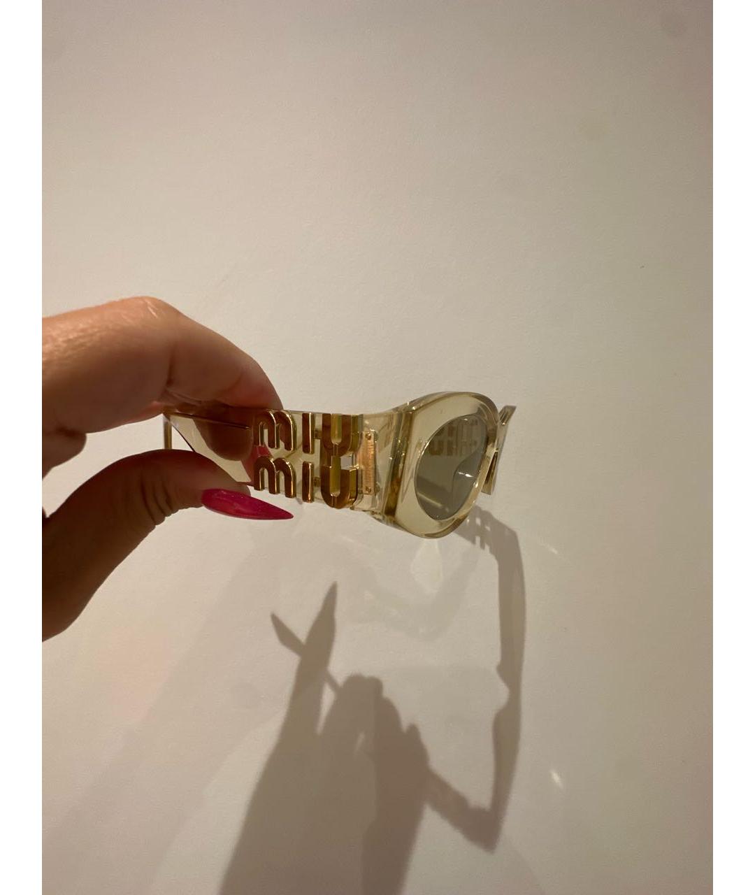 MIU MIU Золотые пластиковые солнцезащитные очки, фото 2