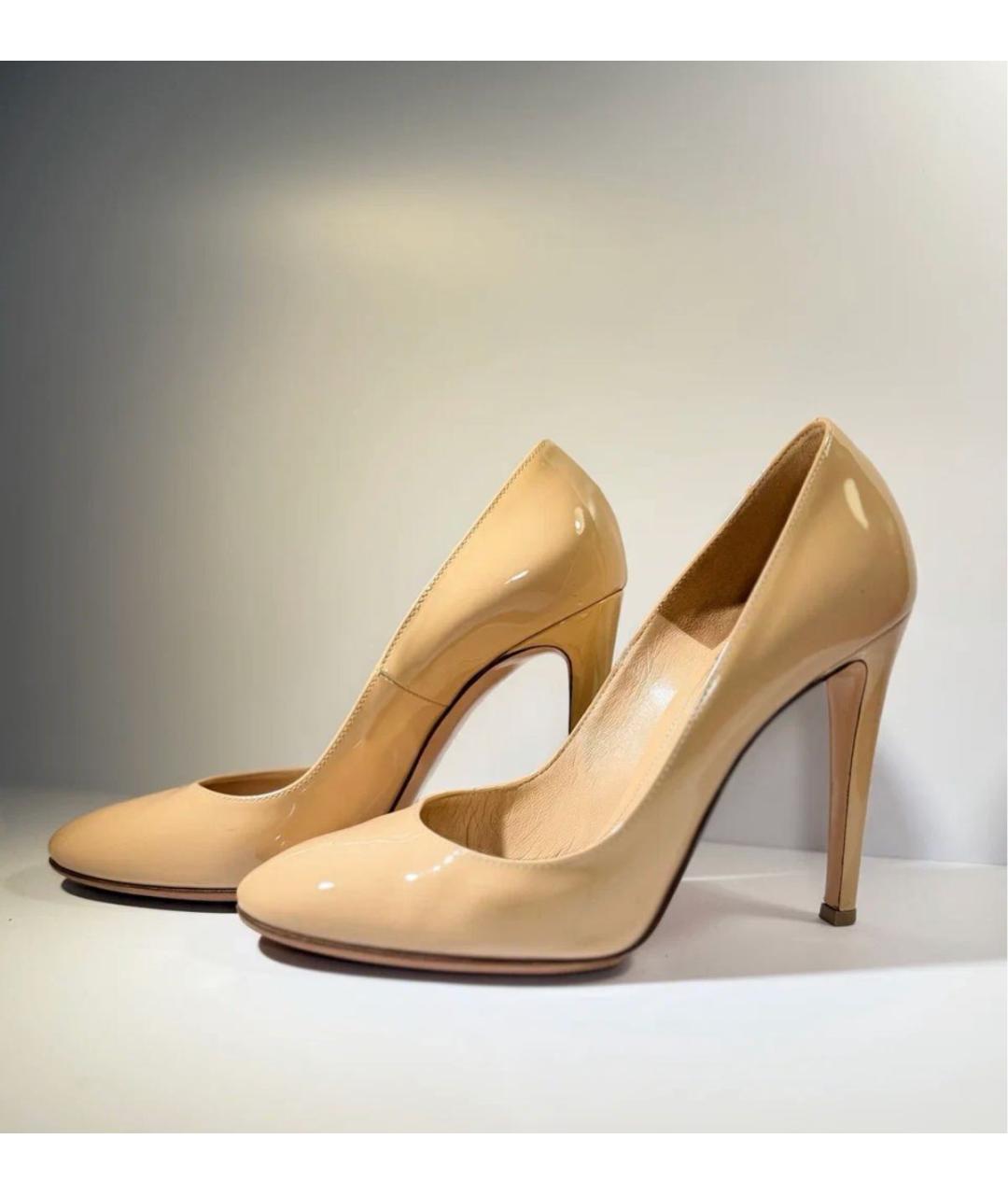 GIANVITO ROSSI Бежевые туфли из лакированной кожи, фото 8